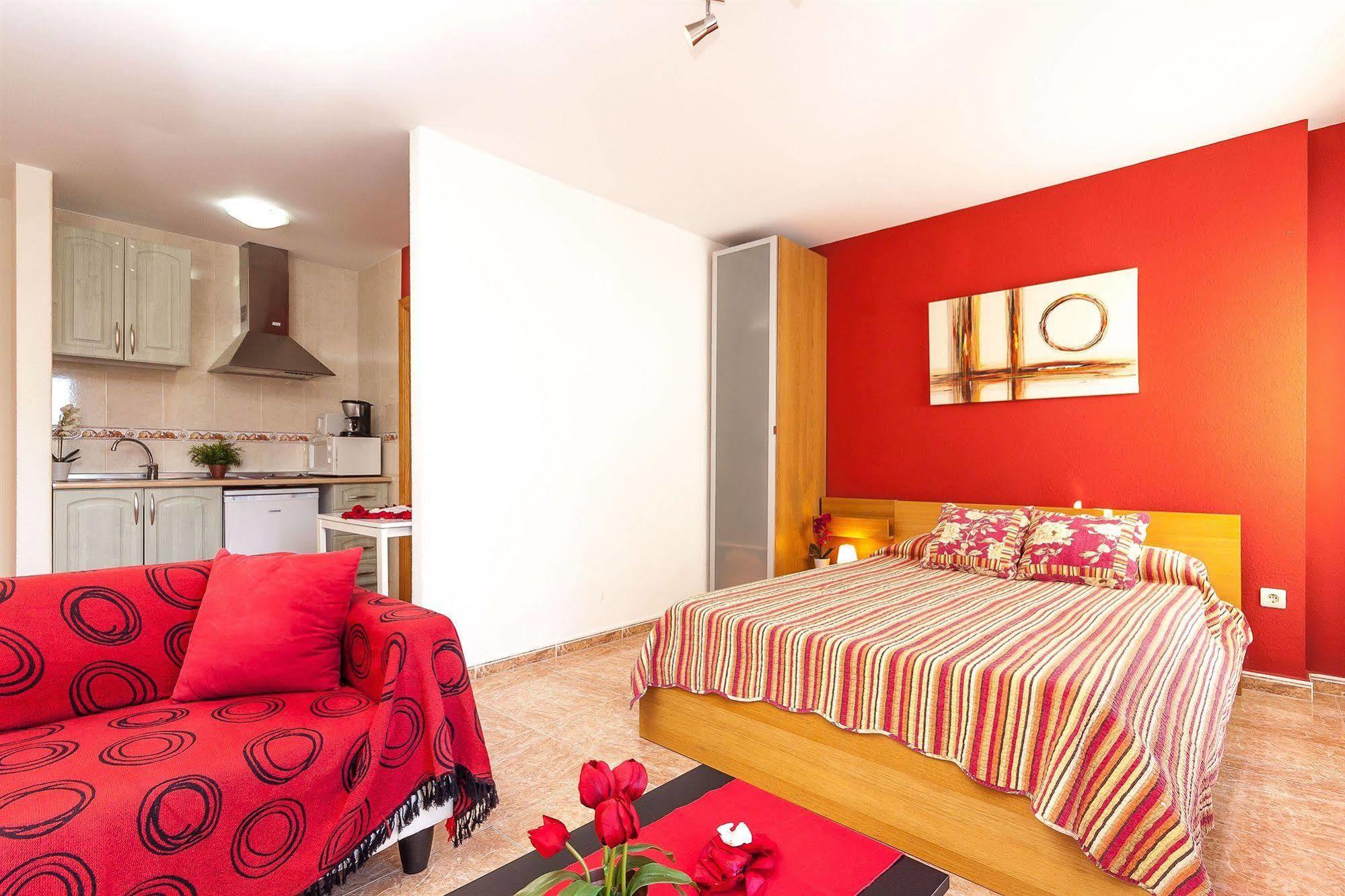 Apartamentos El Cenachero Malaga Luaran gambar